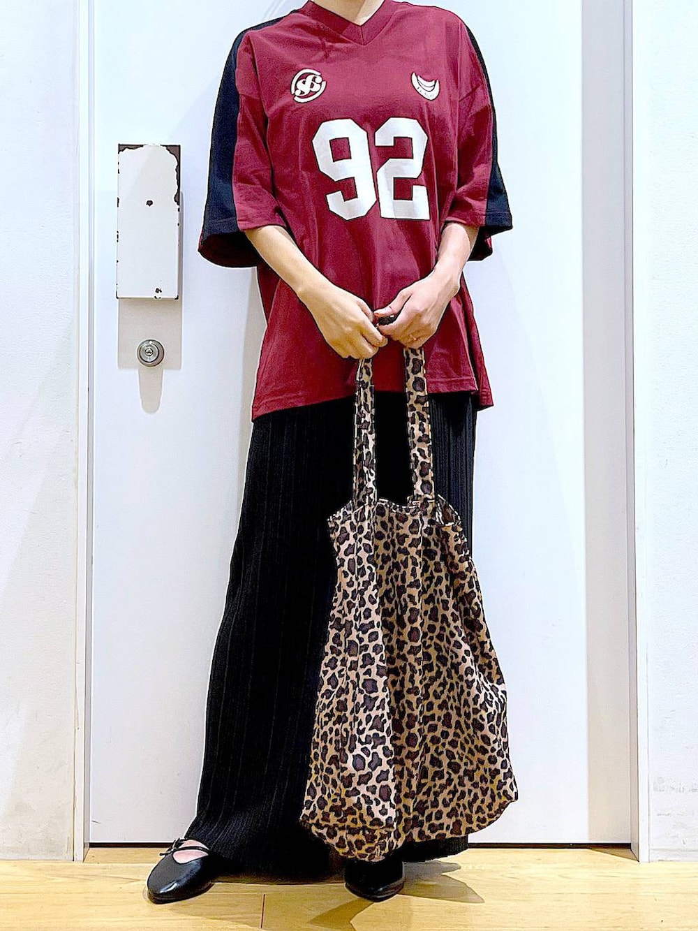 ブラック系のパンプス、ベージュ系のトートバッグ、ブラック系のその他パンツを着用したレディースの夏コーディネートの6枚目の写真