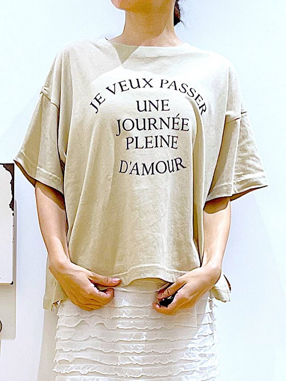 ホワイト系のサンダル、その他のトートバッグ、ホワイト系のスカートを着用したレディースの夏コーディネートの7枚目の写真