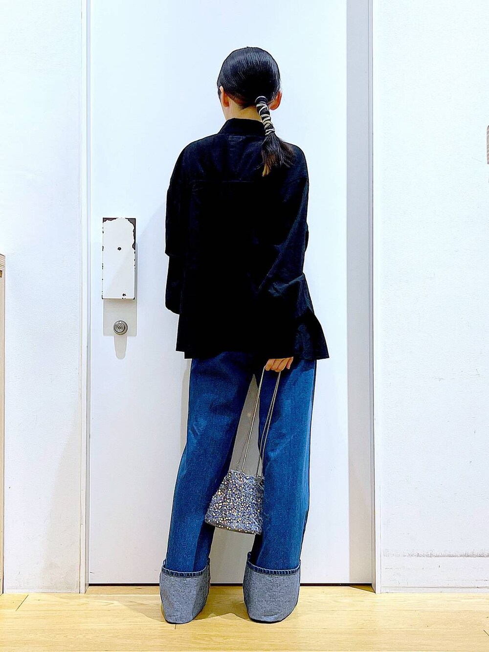 グレー系のショルダーバッグ、ブラック系のローファー、ブラック系のシャツ/ブラウスを着用したレディースの秋コーディネートの5枚目の写真