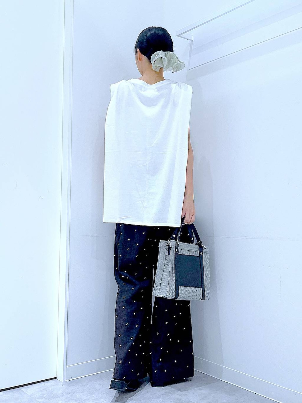 グレー系のショルダーバッグ、ブラック系のサンダル、ホワイト系のTシャツ/カットソーを着用したレディースの夏コーディネートの5枚目の写真