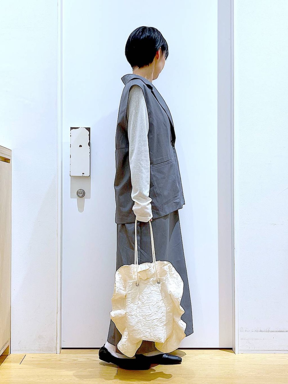 「リラックス、若見え、ゆったり、休日コーデ、骨格ウェーブ、LAKOLE、きれいめ、シンプルコーデ、キャミワンピース、ワンピース、春コーデ、パンプス、ショルダーバッグ、フラットシューズ」｜「LAKOLEの【卒入式／オケージョンにも】スクエアギャザーフラットパンプス / 286480（パンプス、ブラック系）」を使った、あおき@LAKOLE海老名さん（レディース・156cm）の冬コーディネートの4枚目の写真