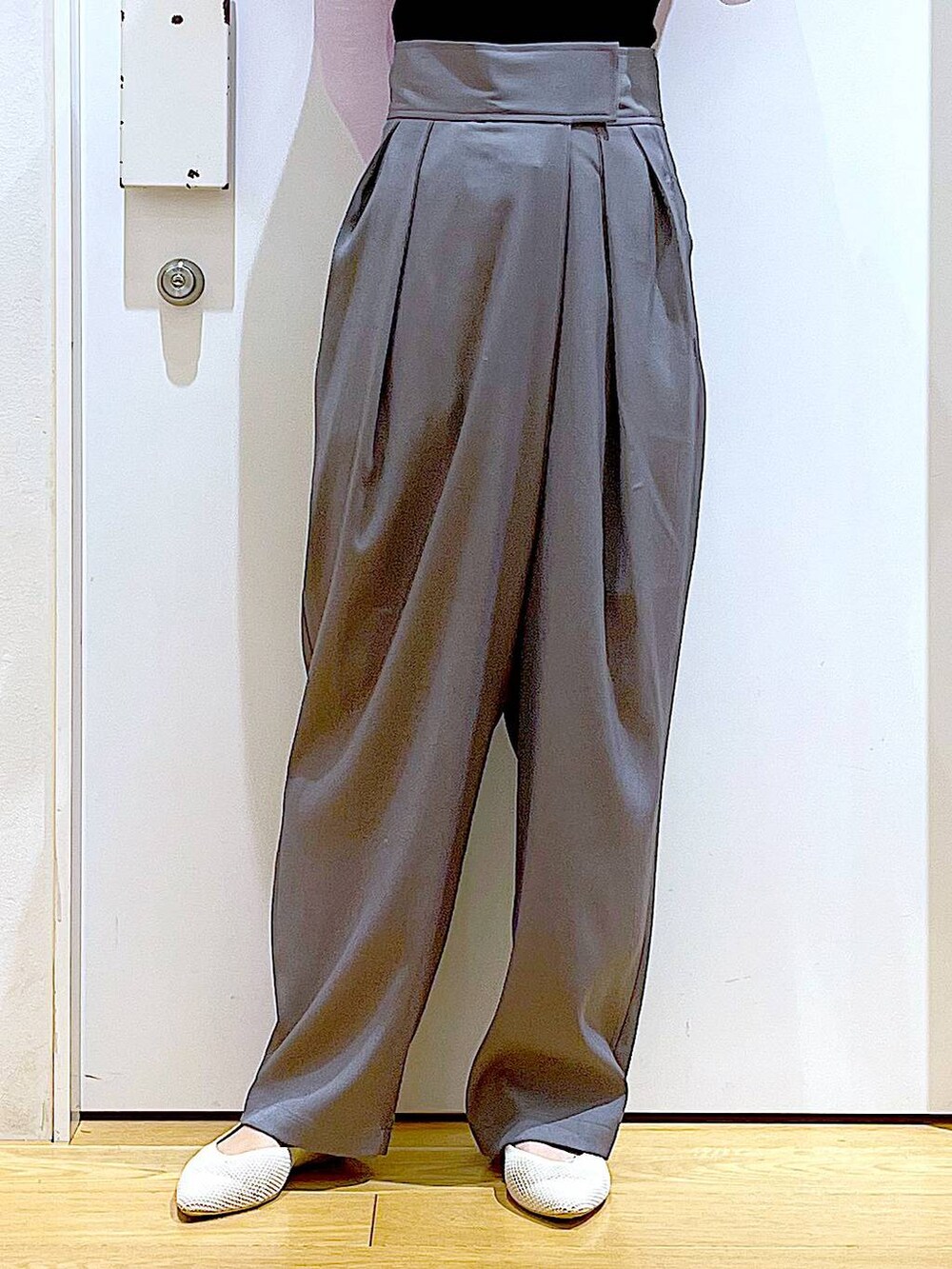 ブラック系のショルダーバッグ、パープル系のシャツ/ブラウス、ホワイト系のパンプスを着用したレディースの春コーディネートの8枚目の写真