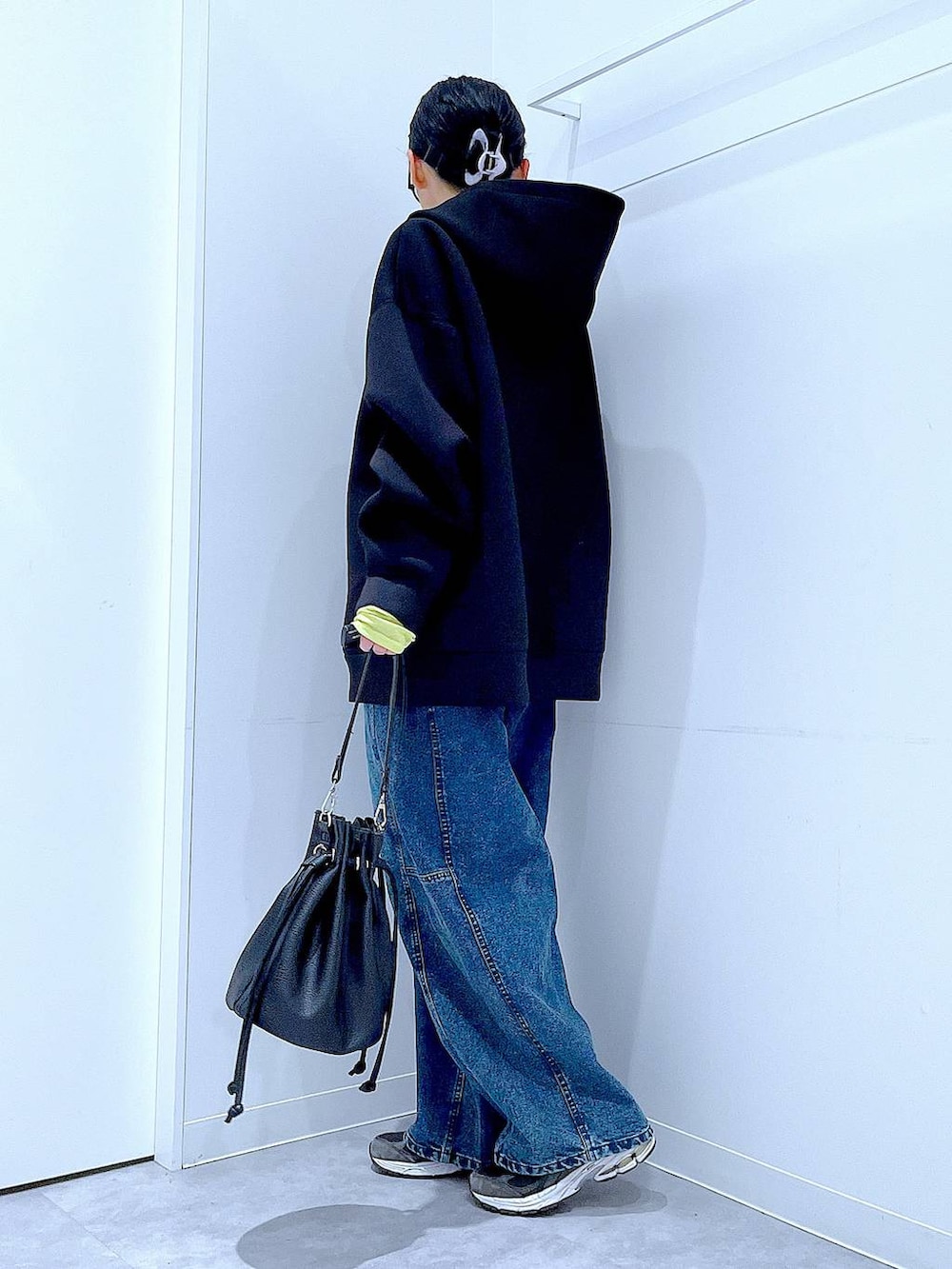 グリーン系のTシャツ/カットソー、ブラック系のパーカー、ブラック系のショルダーバッグを着用したレディースの春コーディネートの3枚目の写真