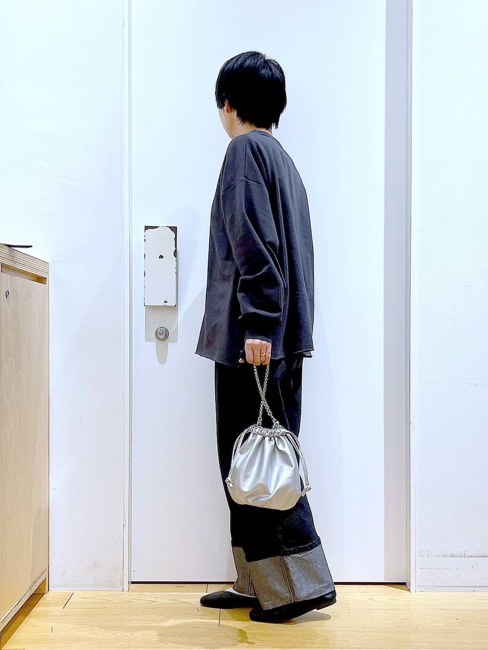 「リラックス、若見え、ゆったり、休日コーデ、骨格ウェーブ、LAKOLE、スウェット、デニムパンツ、カジュアル、シンプルコーデ、春コーデ、パンプス、フラットシューズ、ショルダーバッグ、ワンマイル」｜「LAKOLEのチェーンハンドル2WAYショルダーバッグ / 253087（ショルダーバッグ、シルバー系）」を使った、あおき@LAKOLE海老名さん（レディース・156cm）の冬コーディネートの3枚目の写真