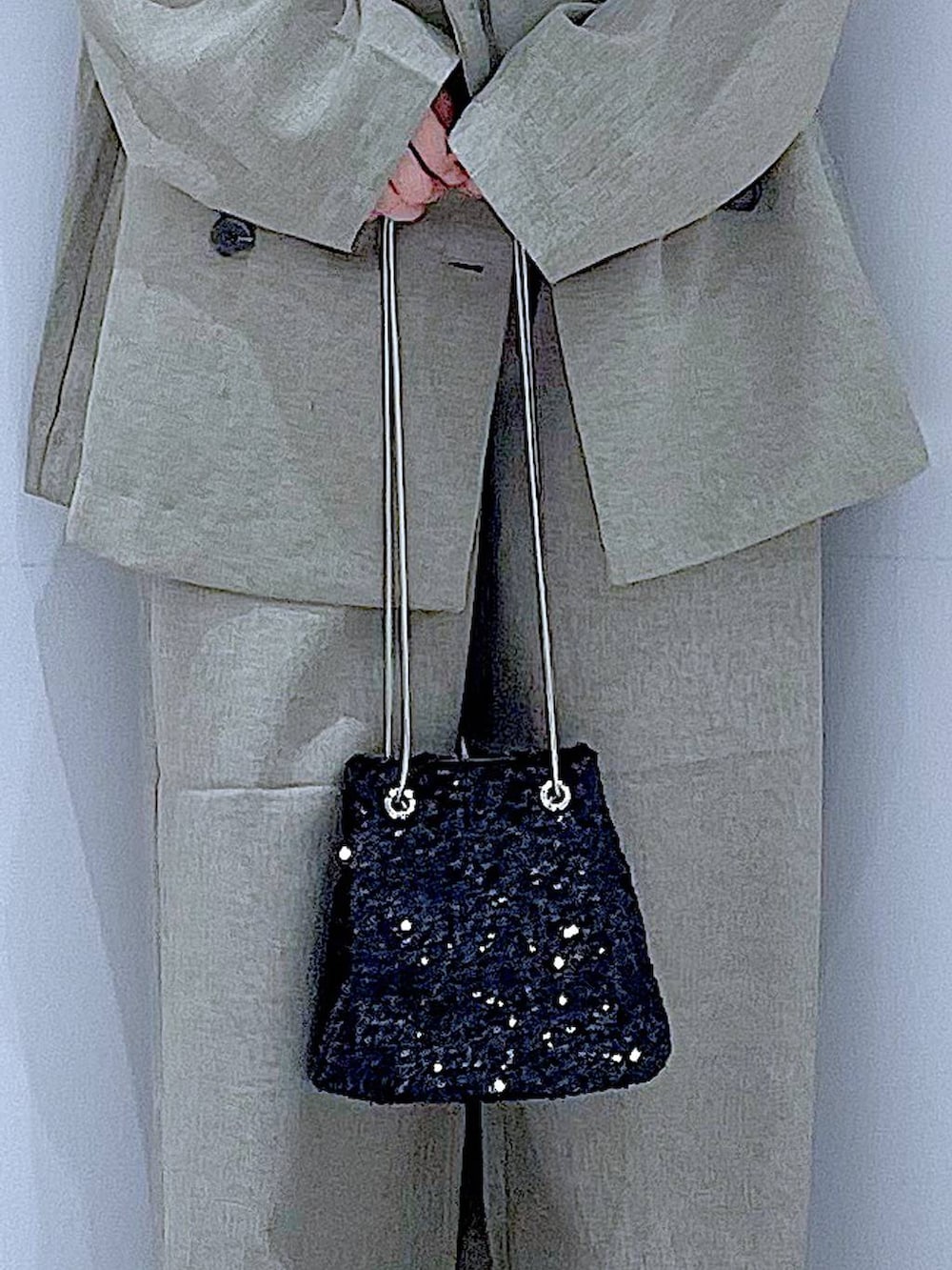 ブラック系のショルダーバッグ、ブラック系のローファー、ブラウン系のテーラードジャケットを着用したレディースの秋コーディネートの9枚目の写真