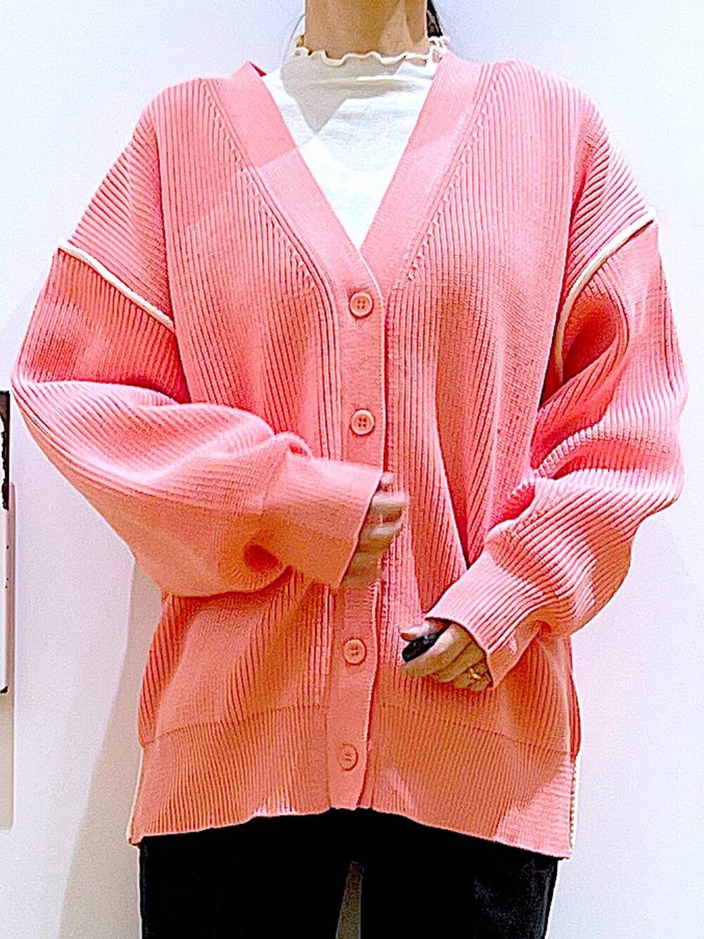 グレー系のデニムパンツ、ホワイト系のTシャツ/カットソー、ブラック系のバックパック/リュックを着用したレディースの冬コーディネートの7枚目の写真