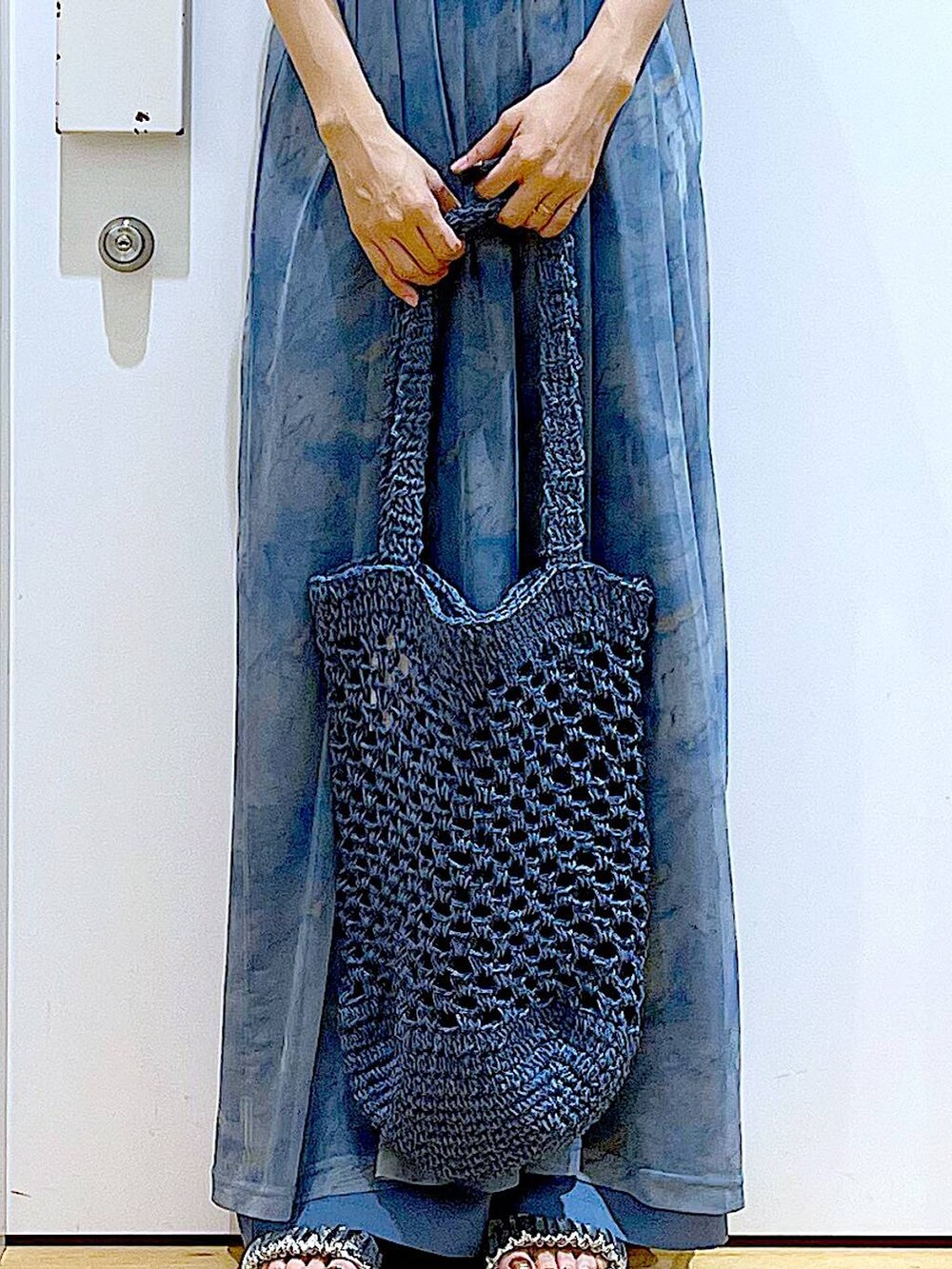 シルバー系のサンダル、ブルー系のワンピース、ブルー系のトートバッグを着用したレディースの夏コーディネートの9枚目の写真