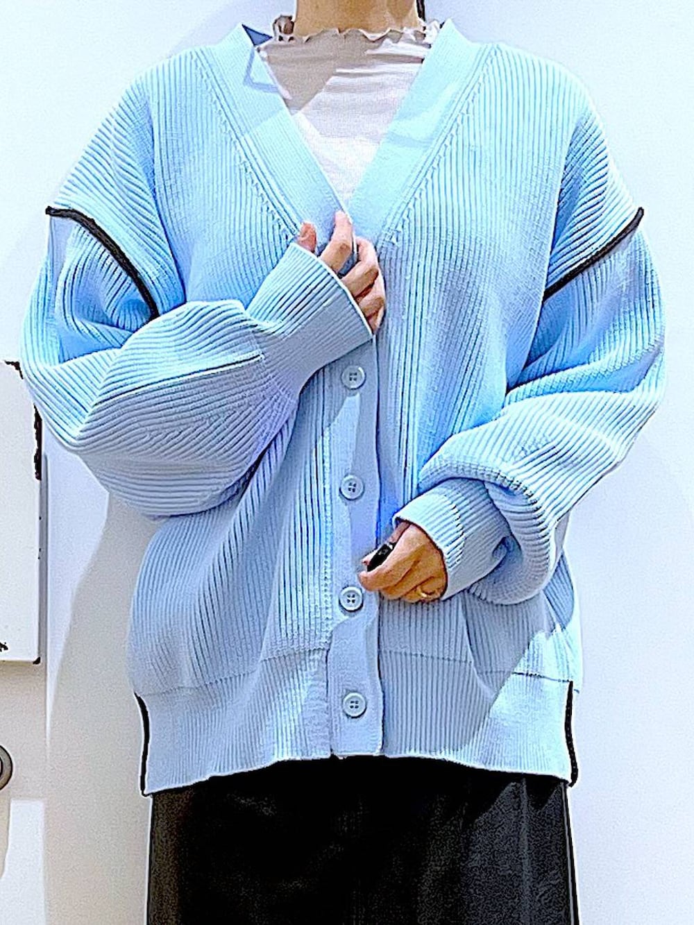 グレー系のTシャツ/カットソー、ブラック系のブーツ、その他のトートバッグを着用したレディースの春コーディネートの7枚目の写真