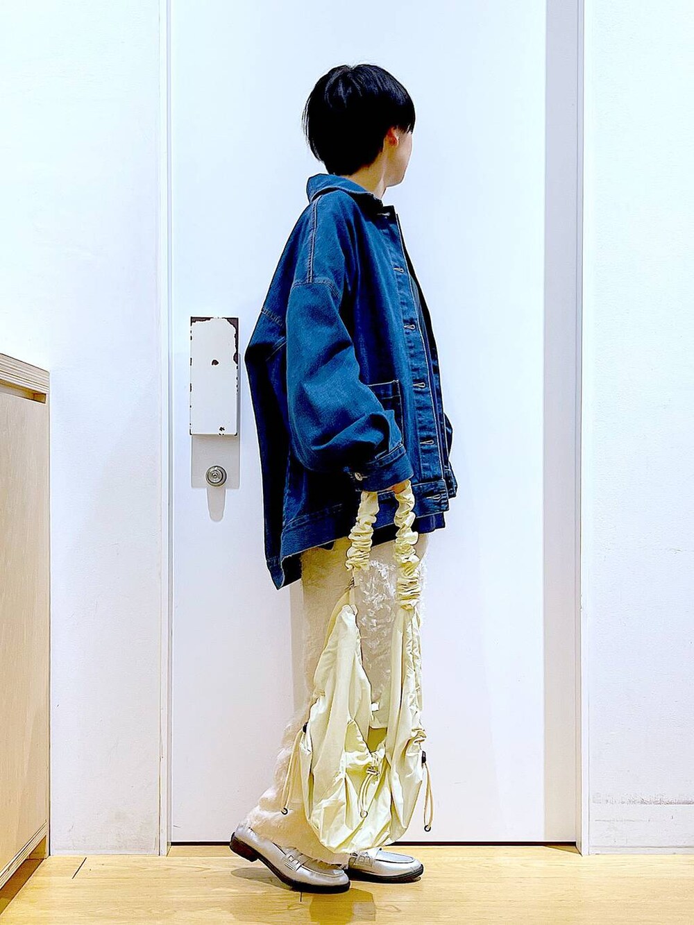 シルバー系のローファー、ブルー系のスウェット、ブルー系のデニムジャケットを着用したレディースの春コーディネートの4枚目の写真