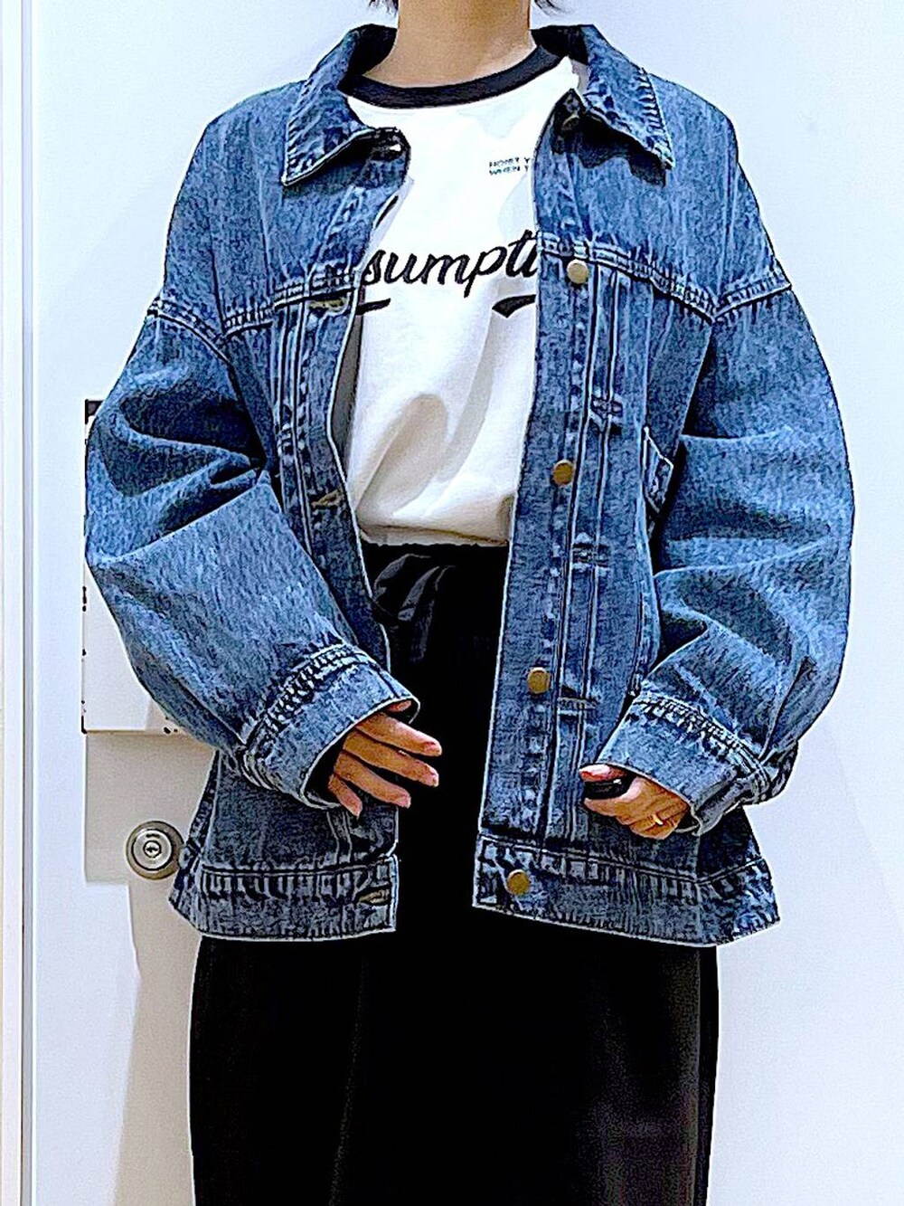 ベージュ系のスリッポン、ブルー系のデニムジャケット、ホワイト系のTシャツ/カットソーを着用したレディースの秋コーディネートの7枚目の写真