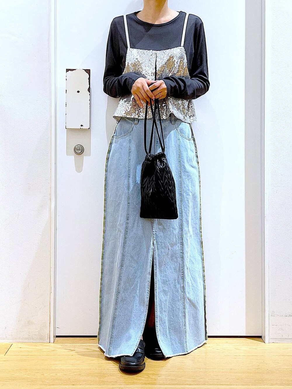 ブラック系のショルダーバッグ、ブラック系のローファー、グレー系のTシャツ/カットソーを着用したレディースの秋コーディネートの6枚目の写真