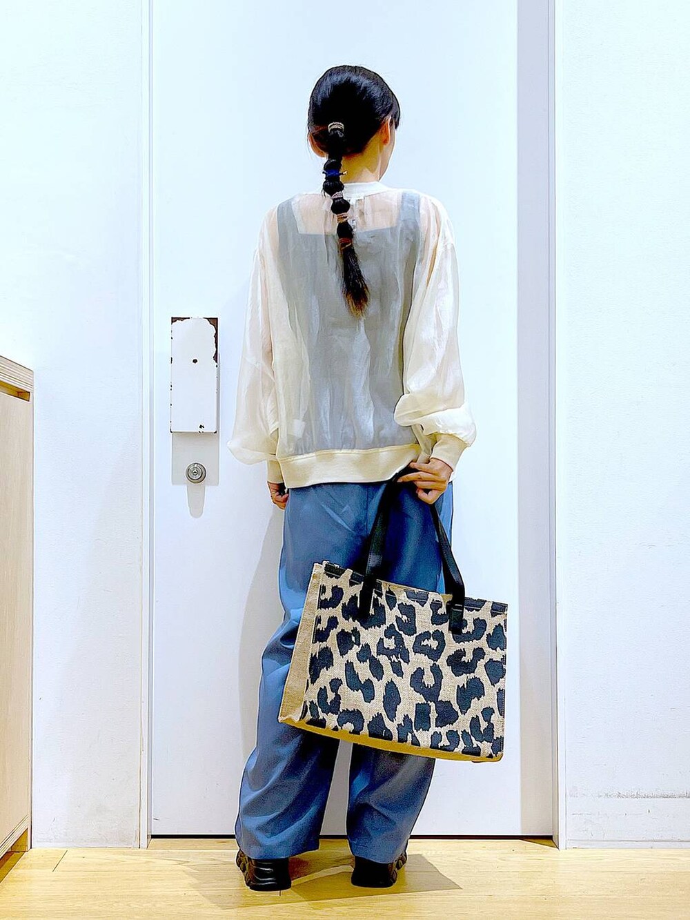 ブラック系のサンダル、ベージュ系のブルゾン、ブラック系のTシャツ/カットソーを着用したレディースの夏コーディネートの5枚目の写真