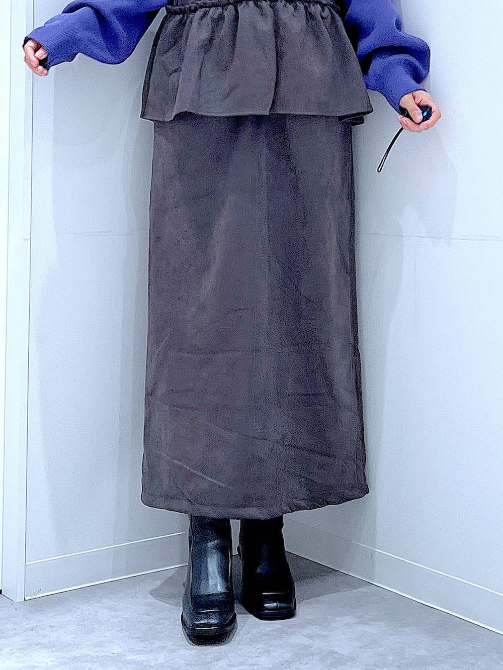 ブラック系のショルダーバッグ、ブルー系のニット/セーター、ブラック系のブーツを着用したレディースの秋コーディネートの8枚目の写真