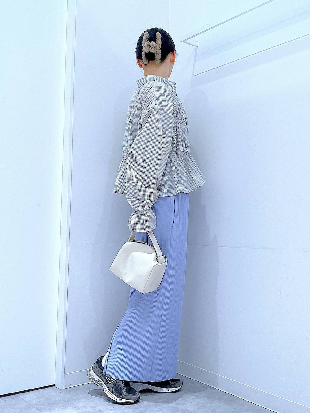 ホワイト系のショルダーバッグ、ベージュ系のシャツ/ブラウス、パープル系のスカートを着用したレディースの春コーディネートの4枚目の写真