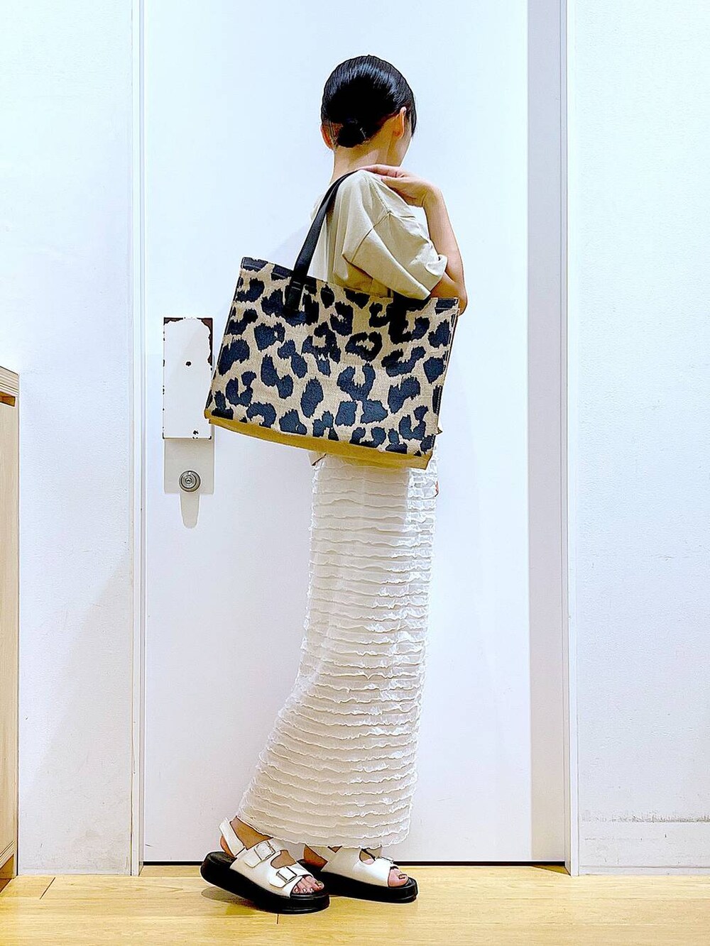 ホワイト系のサンダル、その他のトートバッグ、ホワイト系のスカートを着用したレディースの夏コーディネートの4枚目の写真