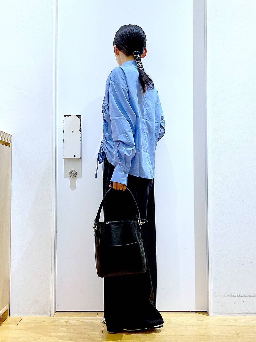 シルバー系のパンプス、ブラック系のショルダーバッグ、ブラック系のその他パンツを着用したレディースの秋コーディネートの3枚目の写真