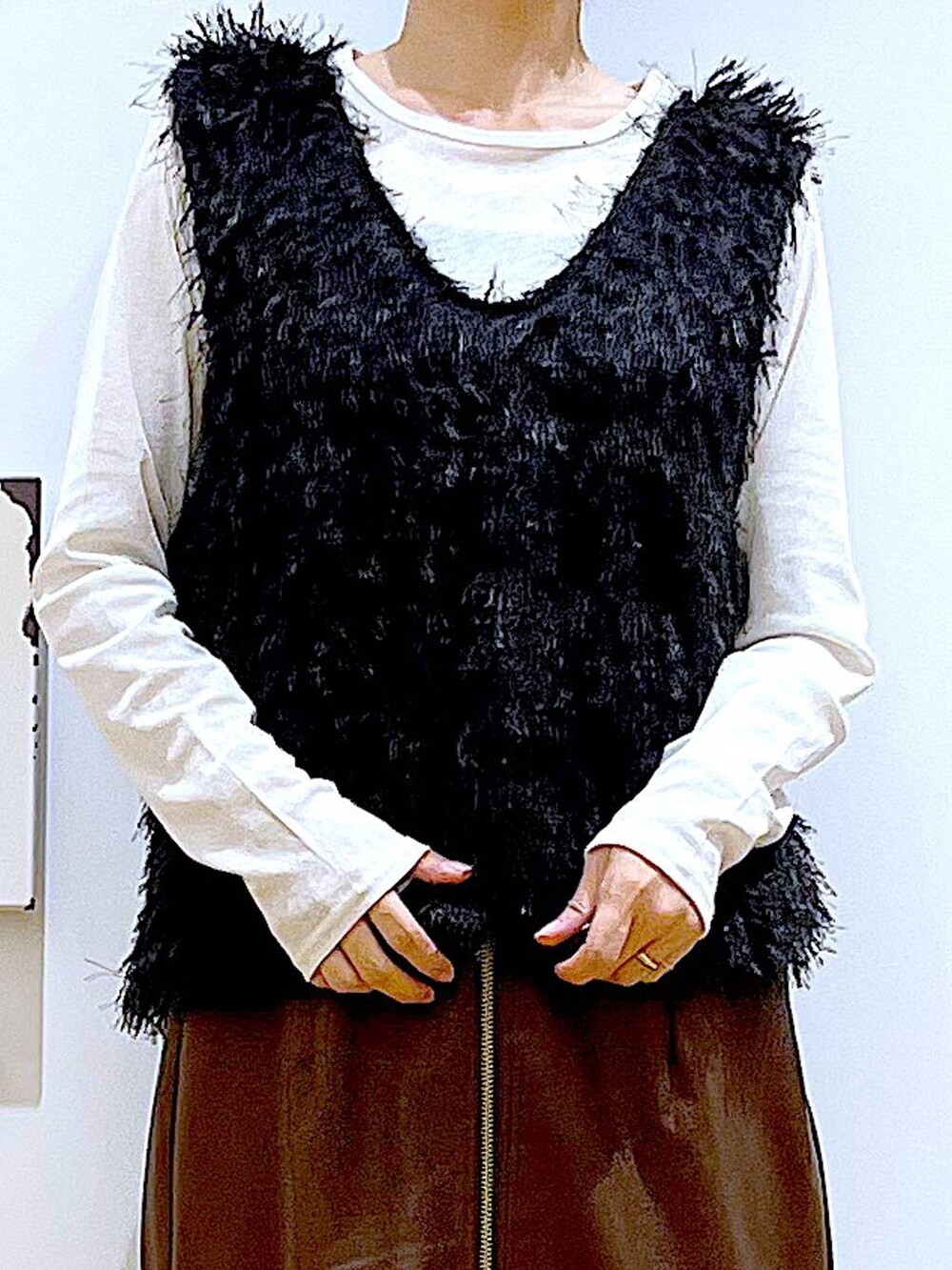 ブラウン系のスカート、ブラック系のショルダーバッグ、ホワイト系のTシャツ/カットソーを着用したレディースの秋コーディネートの7枚目の写真