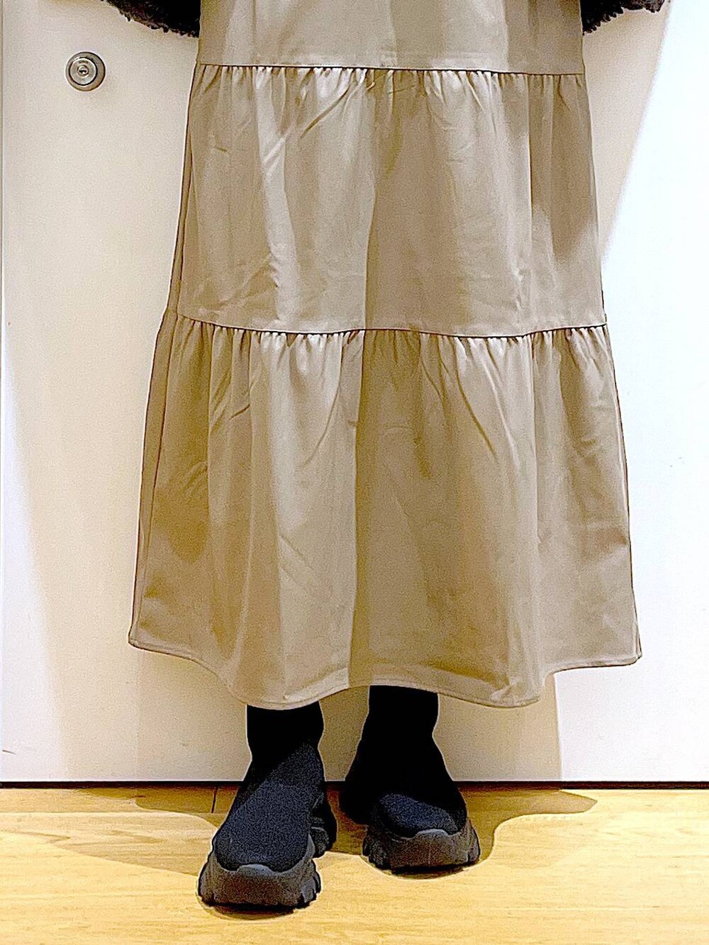 ベージュ系のショルダーバッグ、ブラック系のブーツ、ブラウン系のワンピースを着用したレディースの冬コーディネートの8枚目の写真