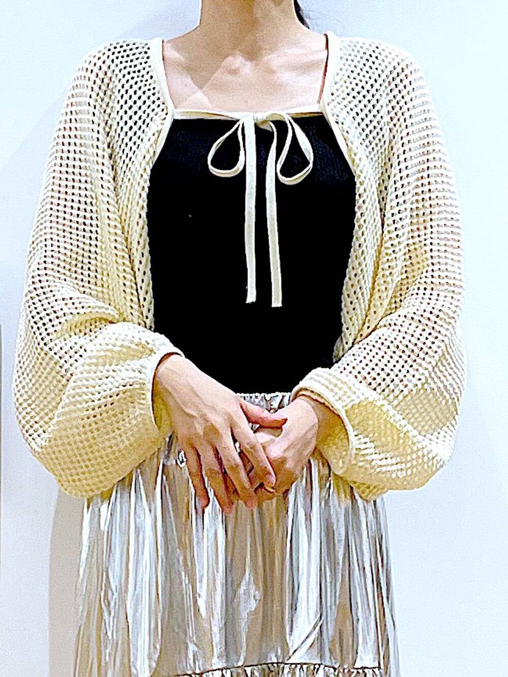 ホワイト系のカーディガン/ボレロ、ブラック系のパンプス、ブラック系のショルダーバッグを着用したレディースの夏コーディネートの7枚目の写真