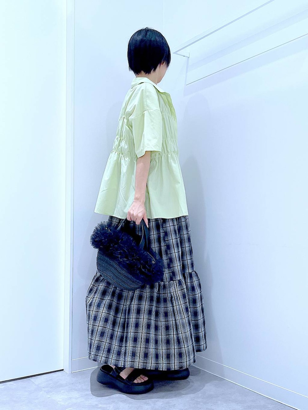 「リラックス、若見え、ゆったり、休日コーデ、骨格ウェーブ、LAKOLE、シャツ、ワンピース、カジュアル、チェック、カジュアルコーデ、夏コーデ、楽ちんコーデ、体型カバー、ショルダーバッグ」｜「LAKOLEの2WAYペーパーチュールコンビショルダーバッグ / 286384（ショルダーバッグ、ブラック系）」を使った、あおき@LAKOLE海老名さん（レディース・156cm）の夏コーディネートの4枚目の写真