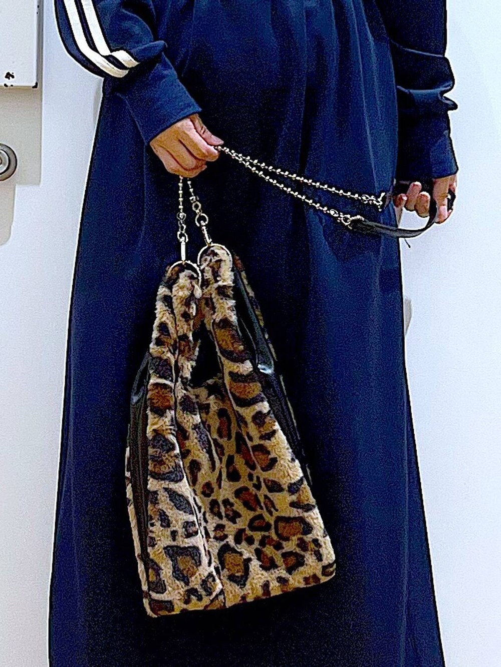 その他のショルダーバッグ、ベージュ系のブーツ、ブルー系のワンピースを着用したレディースの秋コーディネートの9枚目の写真