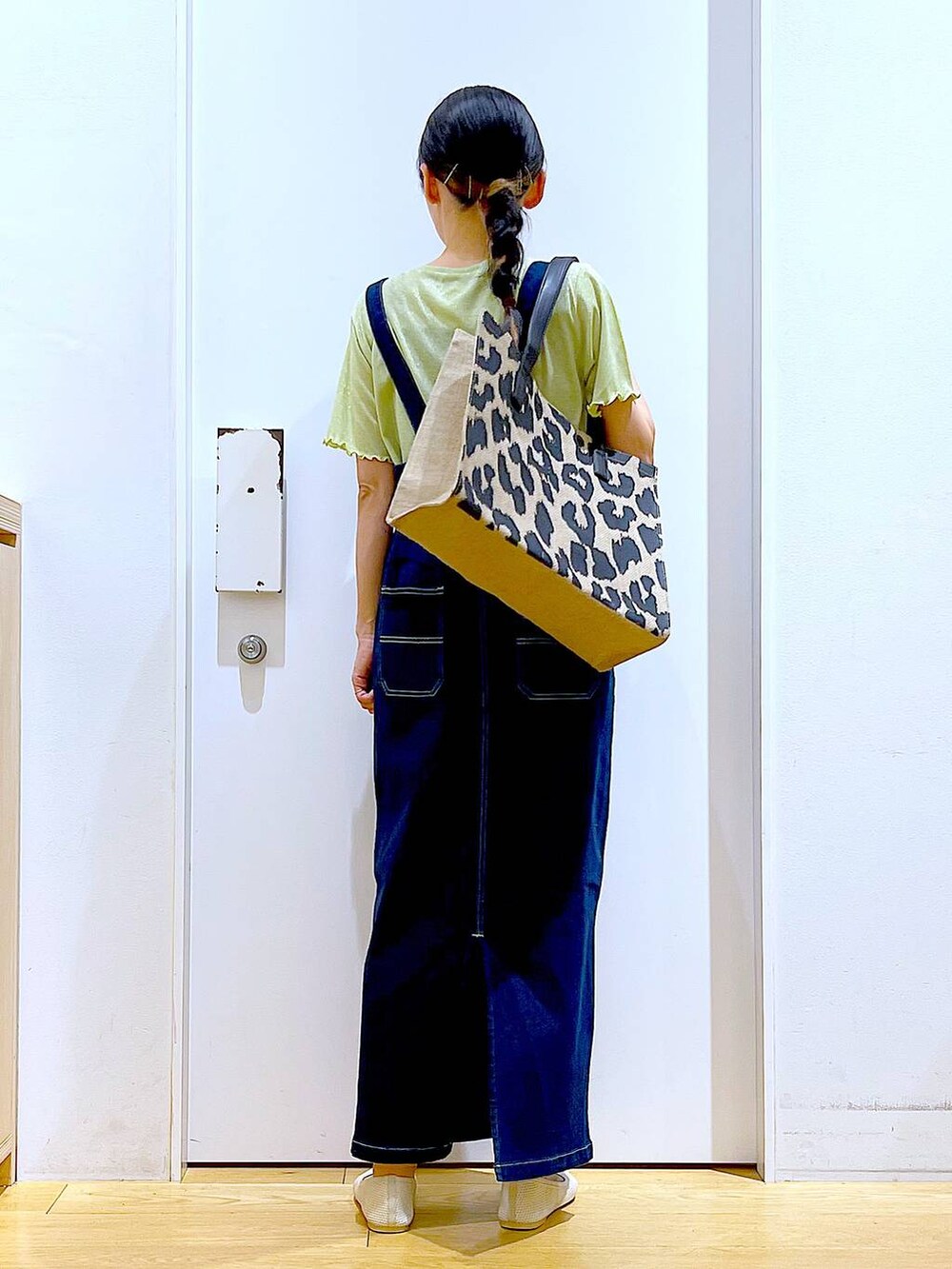 「リラックス、若見え、ゆったり、休日コーデ、骨格ウェーブ、LAKOLE、春コーデ、夏コーデ、スカート、トートバッグ、フラットシューズ、楽ちんコーデ、カジュアル、差し色コーデ、おでかけ」｜「LAKOLEのデニムジャンスカ / 102219（ジャンパースカート、ブルー系）」を使った、あおき@LAKOLE海老名さん（レディース・156cm）の春コーディネートの5枚目の写真