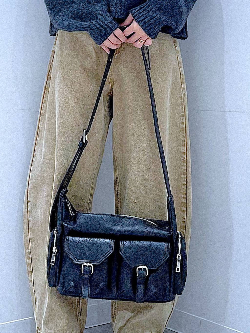 ベージュ系のデニムパンツ、ブラック系のブーツ、グレー系のニット/セーターを着用したレディースの冬コーディネートの9枚目の写真