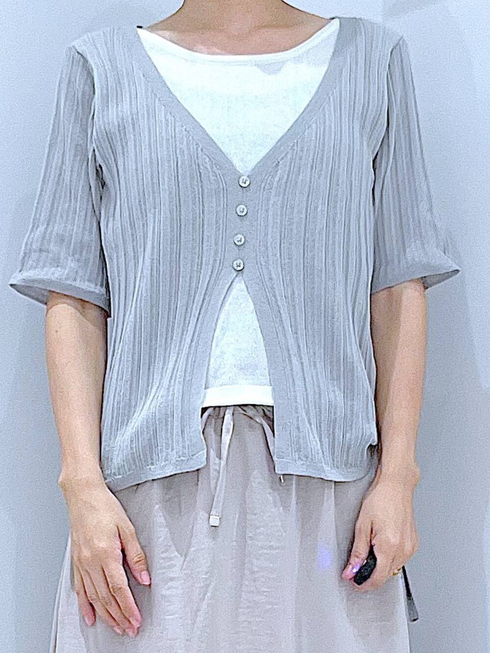 シルバー系のショルダーバッグ、ブラック系のローファー、グレー系のニット/セーターを着用したレディースの秋コーディネートの7枚目の写真