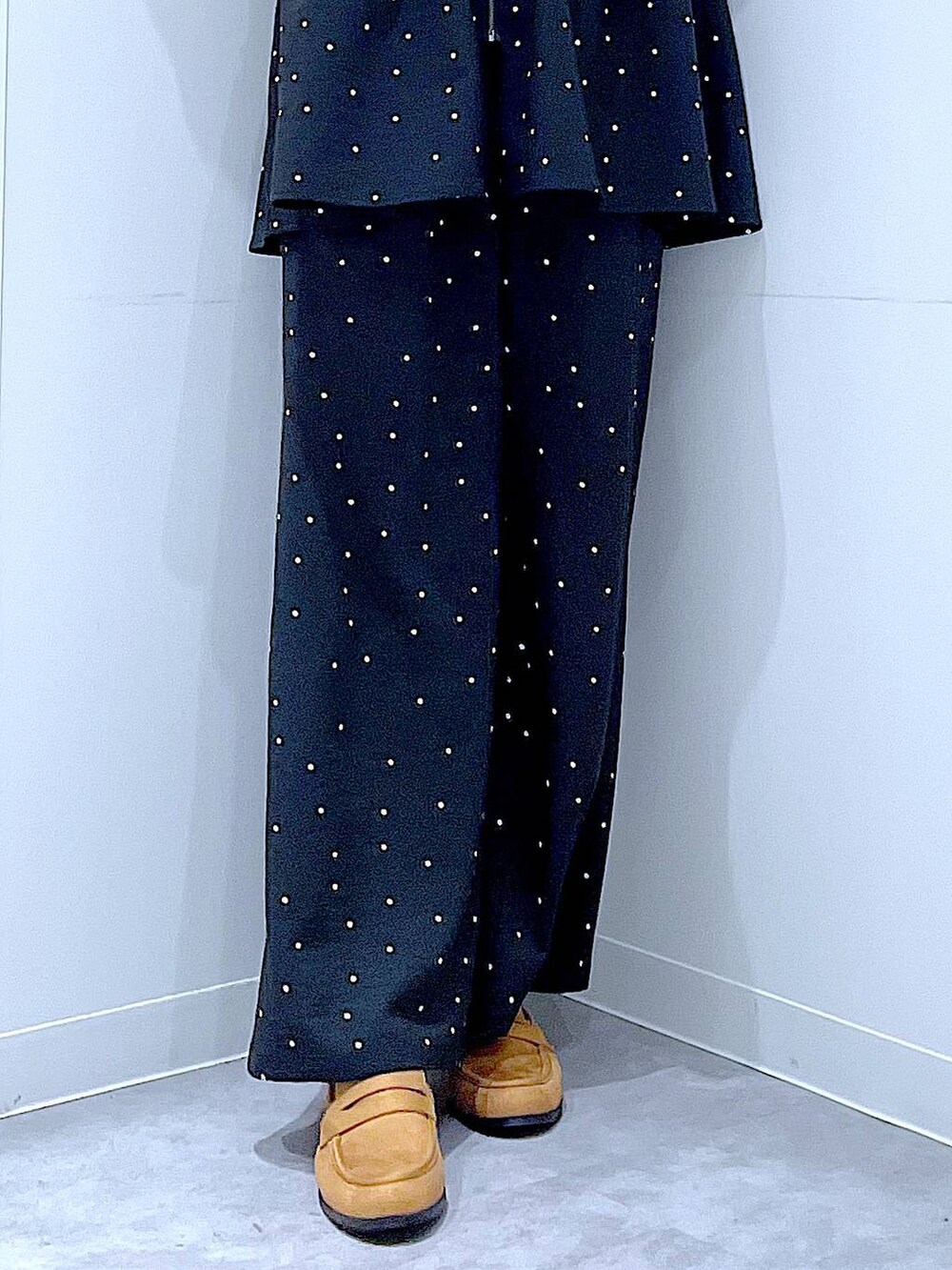 その他のその他パンツ、ブラック系のショルダーバッグ、ホワイト系のニット/セーターを着用したレディースの春コーディネートの8枚目の写真