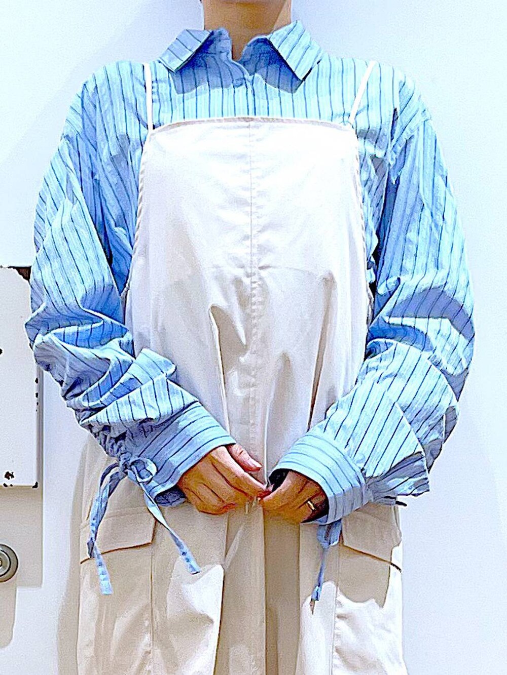 「若見え、ゆったり、休日コーデ、骨格ウェーブ、LAKOLE、キャミワンピース、ワンピース、春コーデ、シャツ、ストライプシャツ、カジュアル、春色、トートバッグ、スニーカー、楽ちんコーデ」｜「LAKOLEのラメニットトートバッグ / 111758（トートバッグ、その他）」を使った、あおき@LAKOLE海老名さん（レディース・156cm）の冬コーディネートの7枚目の写真