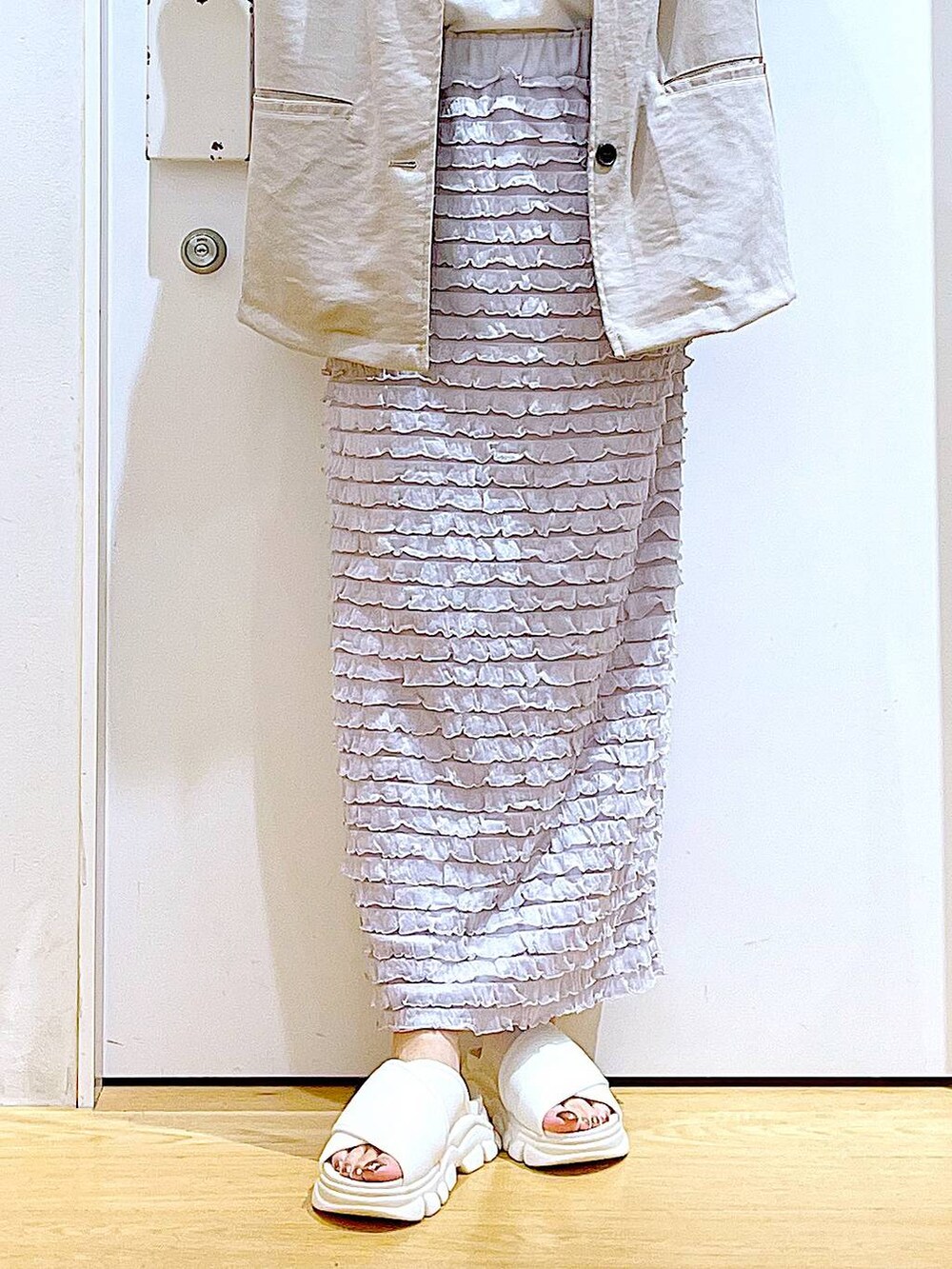 ホワイト系のサンダル、ホワイト系のショルダーバッグ、ホワイト系のTシャツ/カットソーを着用したレディースの夏コーディネートの8枚目の写真