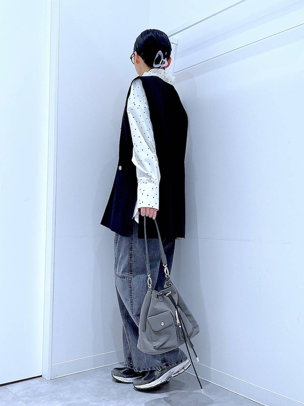 ブラック系のベスト、その他のその他トップス、ブラック系のデニムパンツを着用したレディースの春コーディネートの3枚目の写真