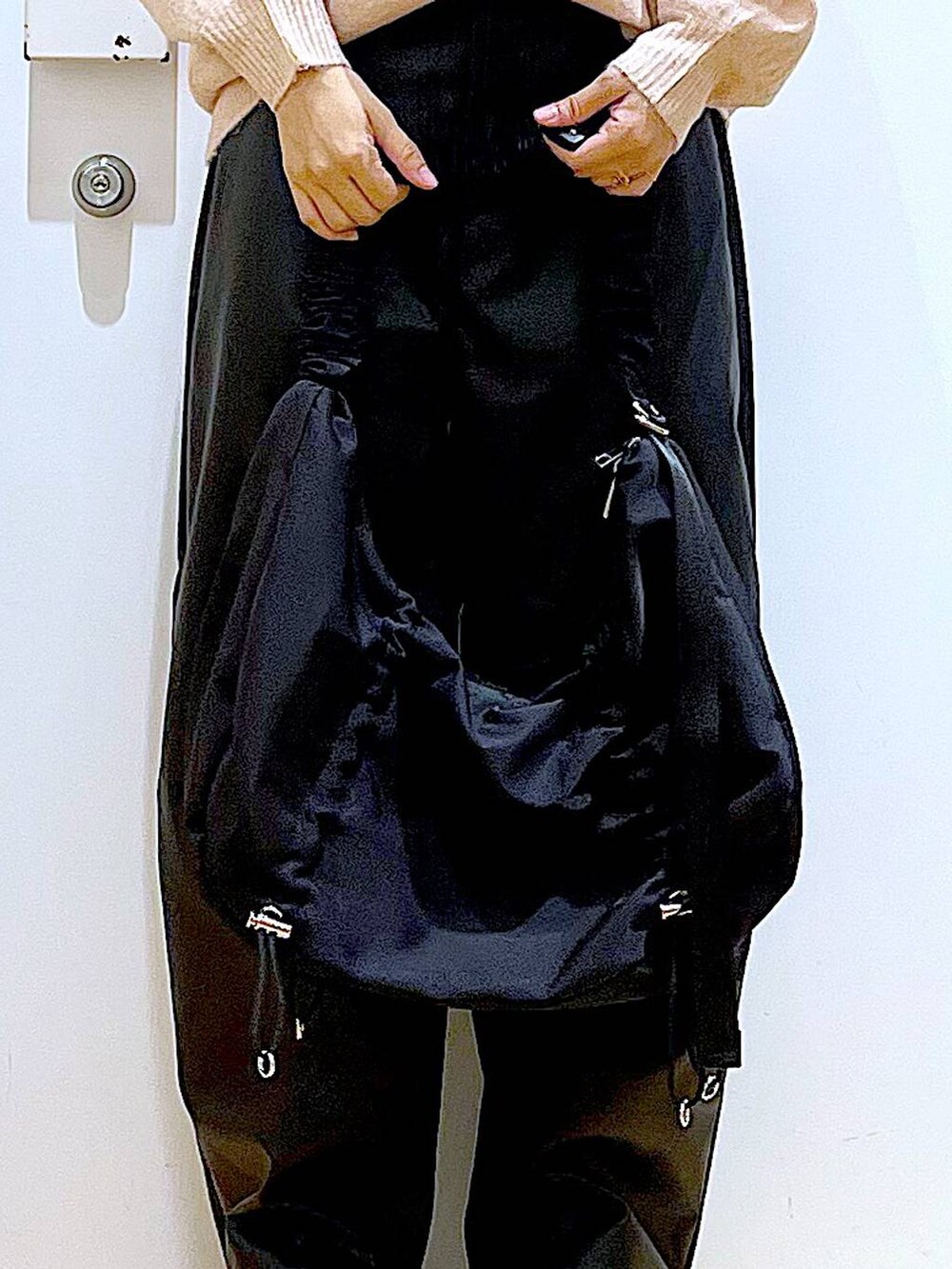 ブラック系のショルダーバッグ、ブラック系のブーツ、ブラック系のその他パンツを着用したレディースの冬コーディネートの9枚目の写真