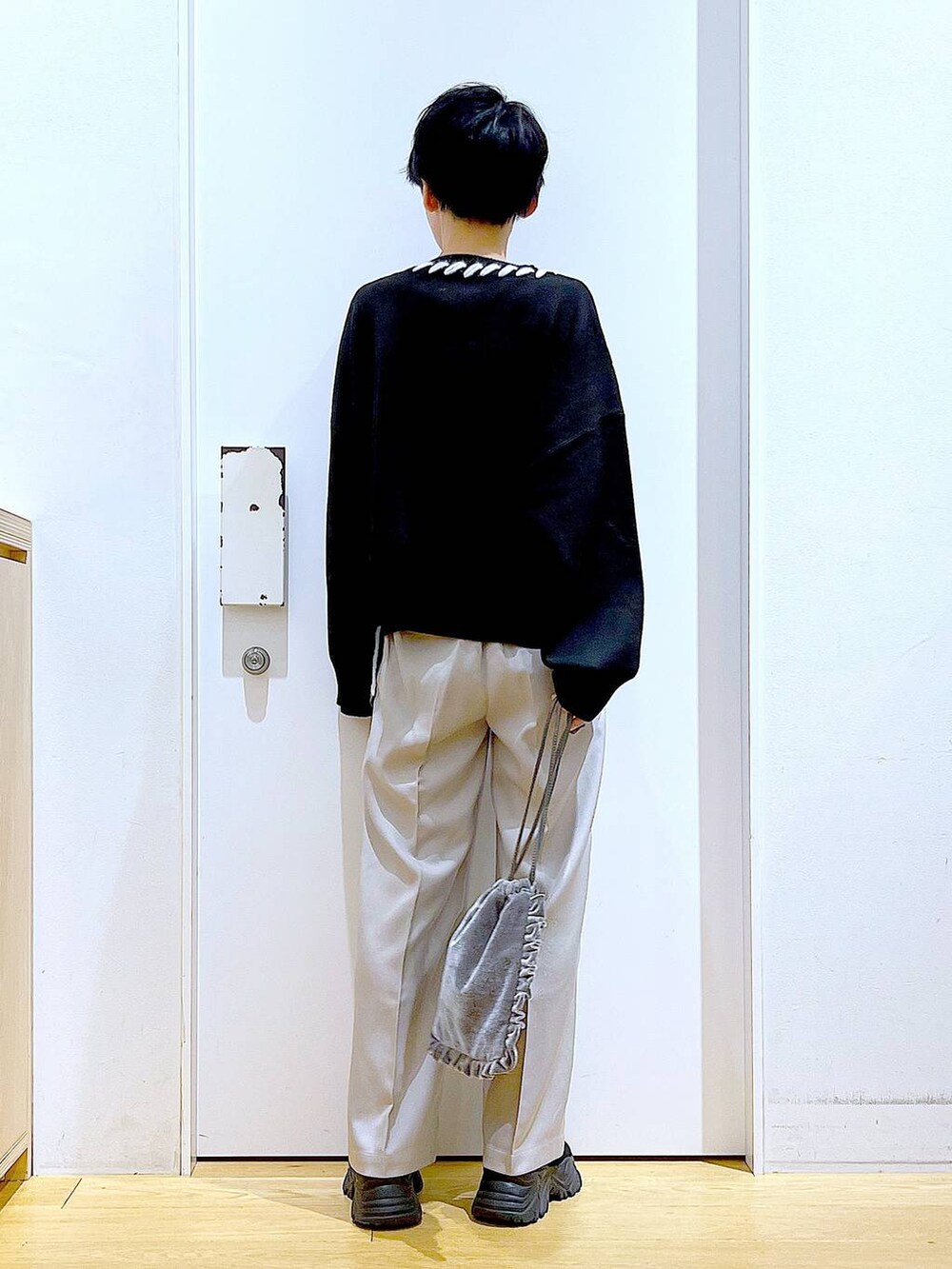 ブラック系のブーツ、グレー系のショルダーバッグ、ブラック系のニット/セーターを着用したレディースの冬コーディネートの5枚目の写真