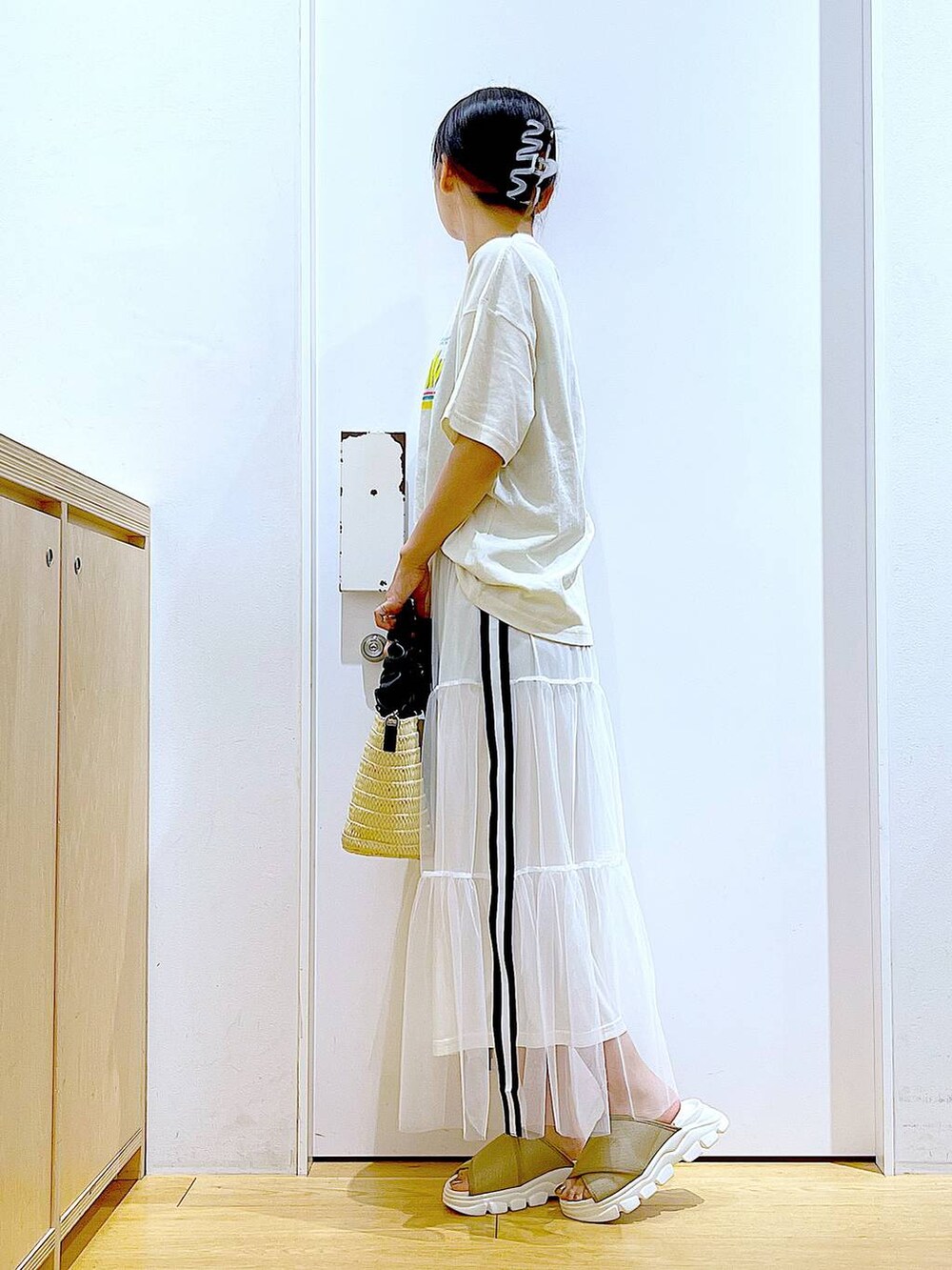 ベージュ系のサンダル、ベージュ系のTシャツ/カットソー、ホワイト系のショルダーバッグを着用したレディースの夏コーディネートの3枚目の写真