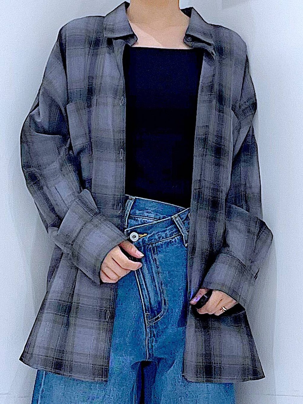 ブルー系のデニムパンツ、グレー系のシャツ/ブラウス、ホワイト系のハンドバッグを着用したレディースの秋コーディネートの7枚目の写真