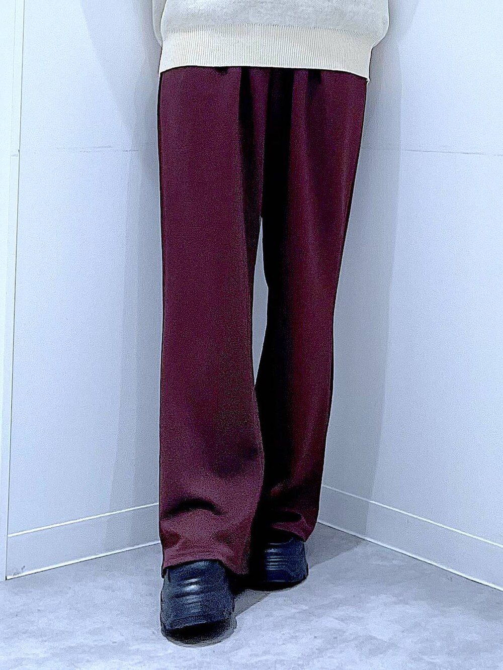 ベージュ系のニット/セーター、ブラウン系のその他パンツ、ブラック系のローファーを着用したレディースの秋コーディネートの8枚目の写真