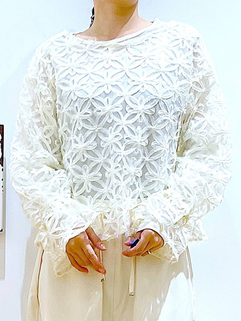 シルバー系のショルダーバッグ、ホワイト系のその他パンツ、シルバー系のパンプスを着用したレディースの秋コーディネートの7枚目の写真