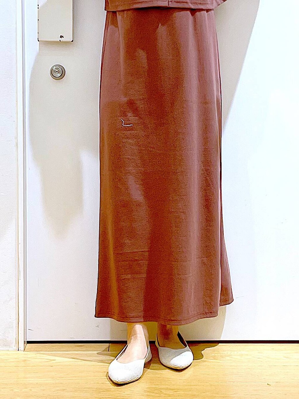 レッド系のワンピース、その他のトートバッグ、ホワイト系のパンプスを着用したレディースの春コーディネートの8枚目の写真