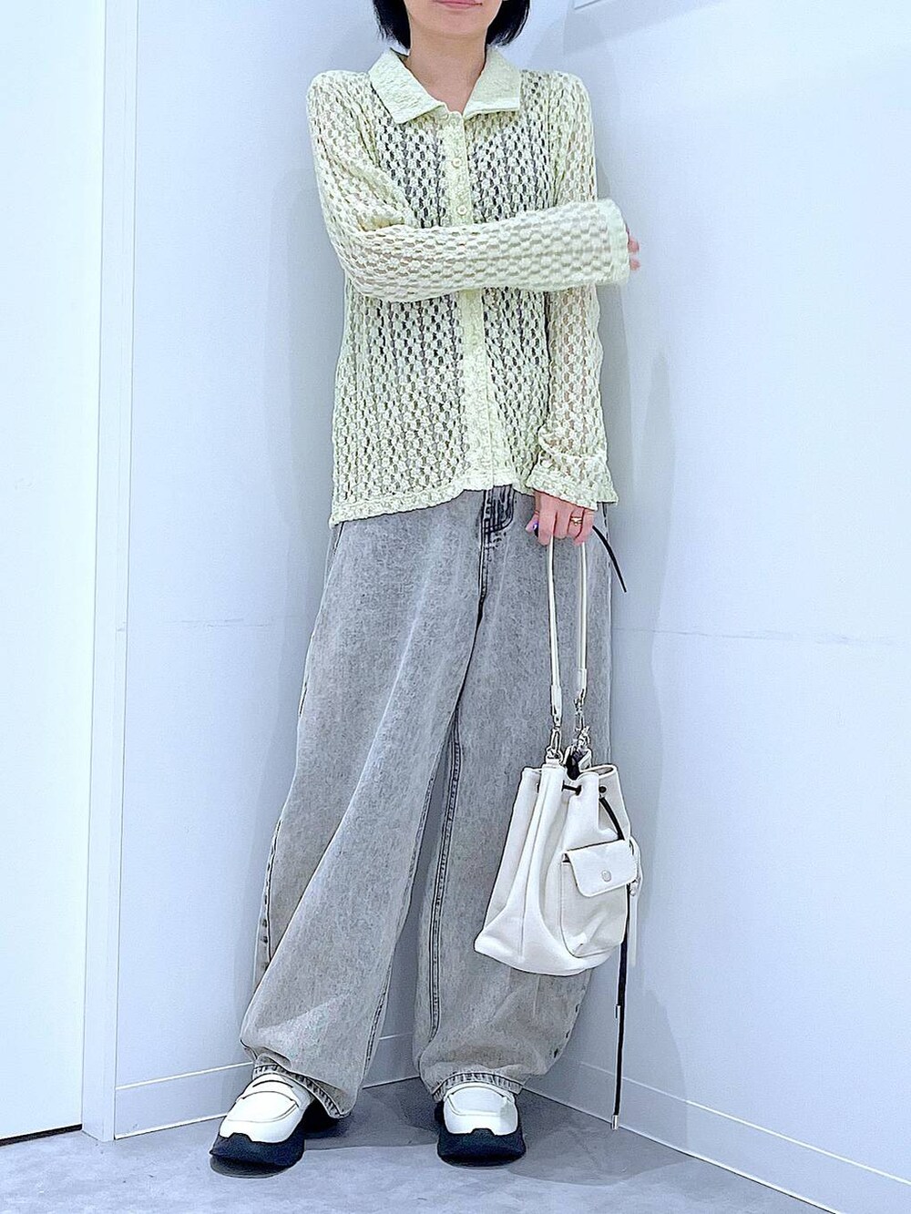 ベージュ系のデニムパンツ、ホワイト系のローファー、ホワイト系のショルダーバッグを着用したレディースの秋コーディネートの6枚目の写真
