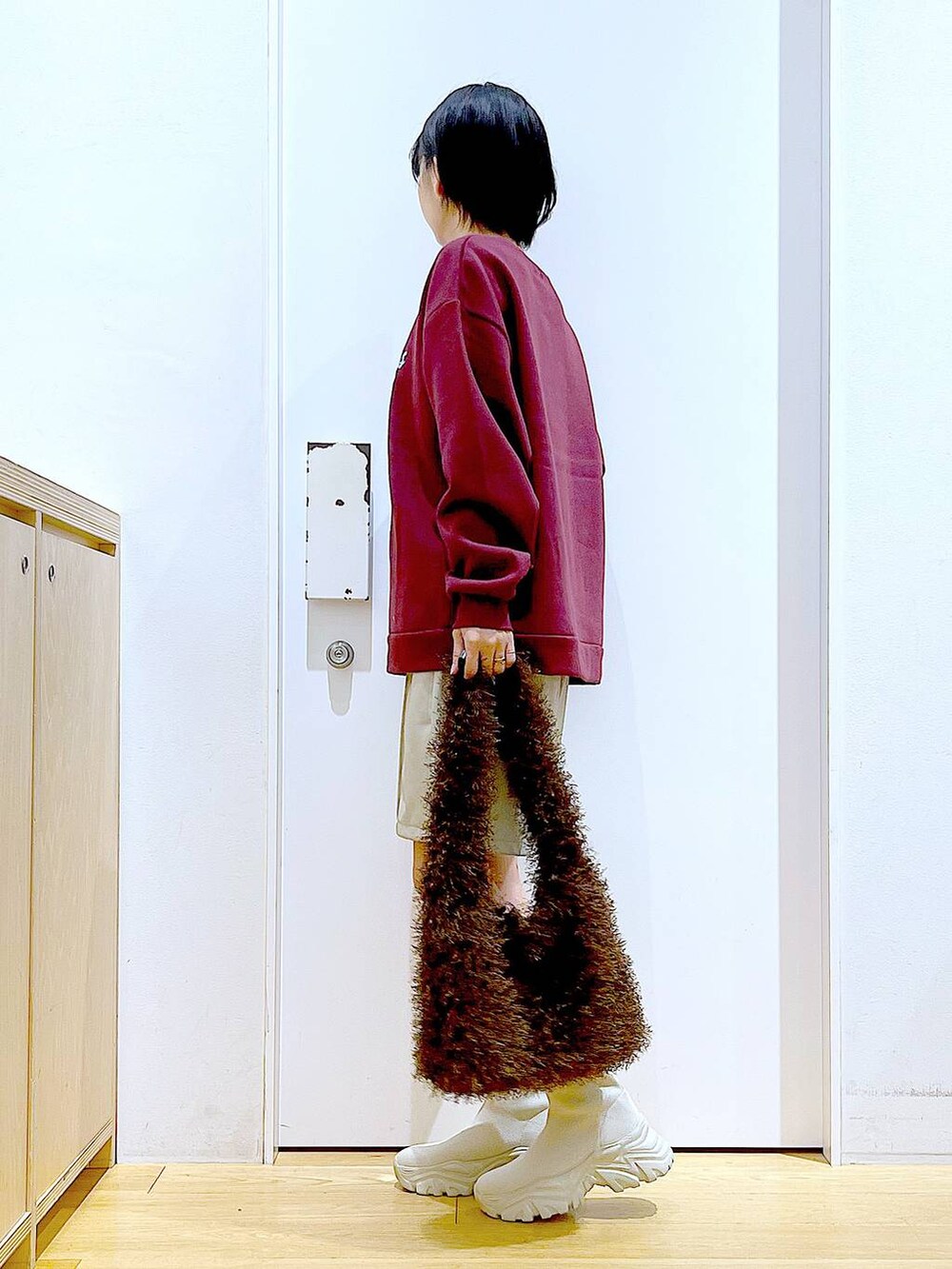 ベージュ系のブーツ、ブラウン系のショルダーバッグ、ベージュ系のその他パンツを着用したレディースの冬コーディネートの3枚目の写真