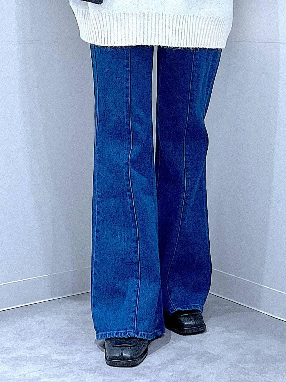 ブラック系のブルゾン、ブラック系のブーツ、ブラック系のショルダーバッグを着用したレディースの冬コーディネートの8枚目の写真