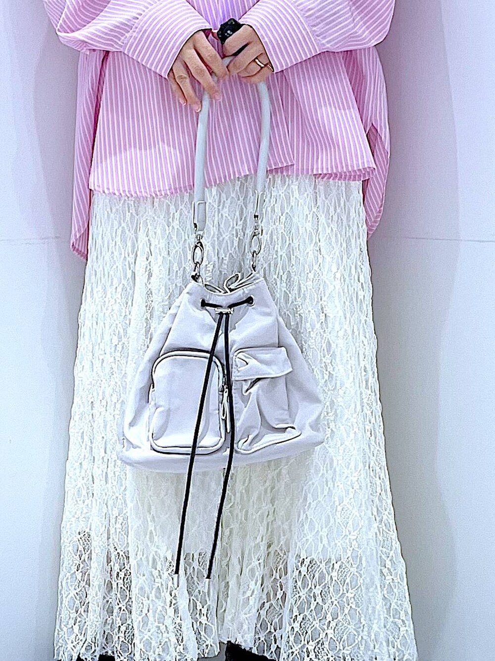 ピンク系のシャツ/ブラウス、ホワイト系のショルダーバッグ、ホワイト系のTシャツ/カットソーを着用したレディースの春コーディネートの9枚目の写真