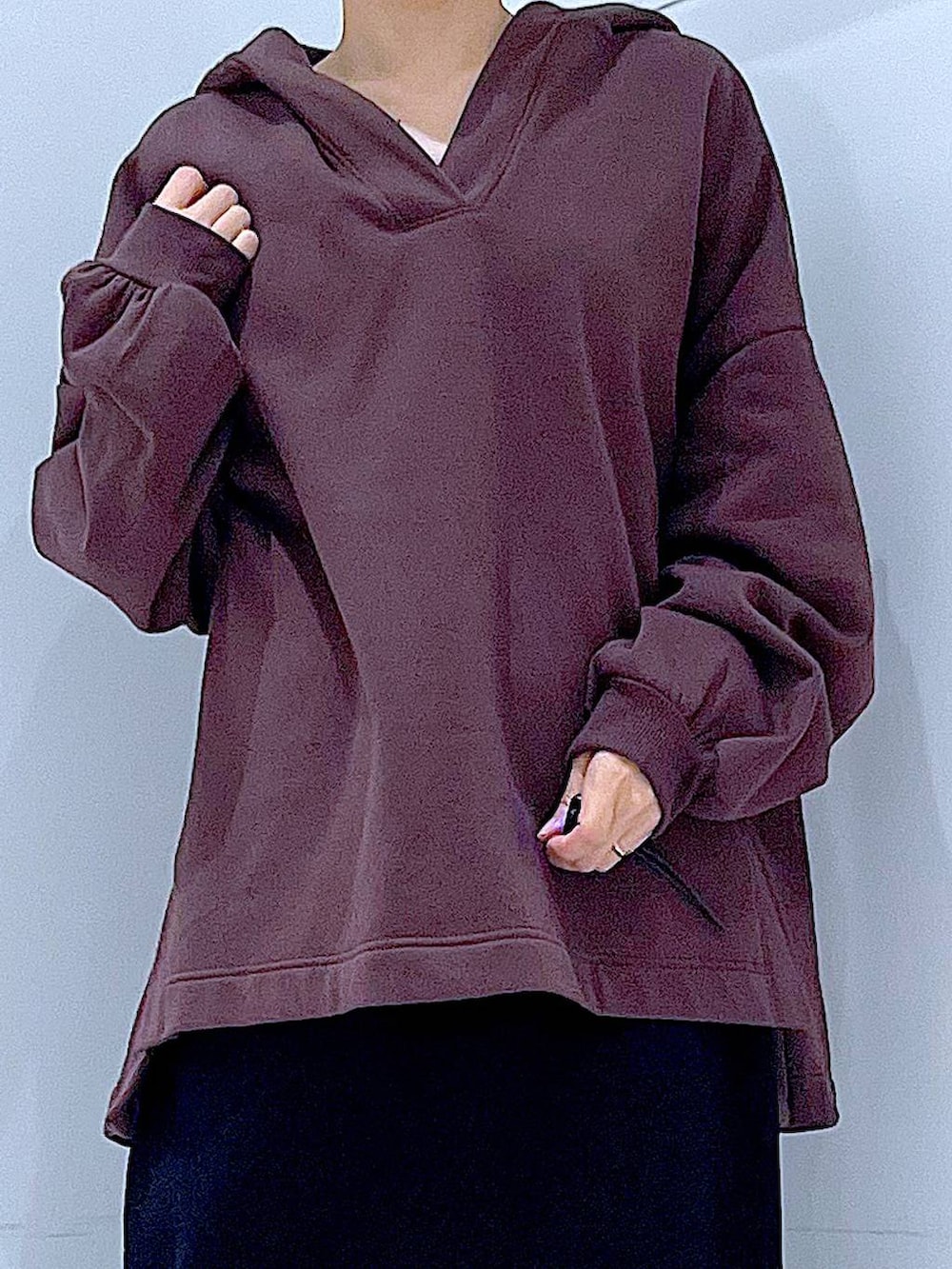 ブラック系のブーツ、ブラウン系のショルダーバッグ、ブラック系のスカートを着用したレディースの冬コーディネートの7枚目の写真