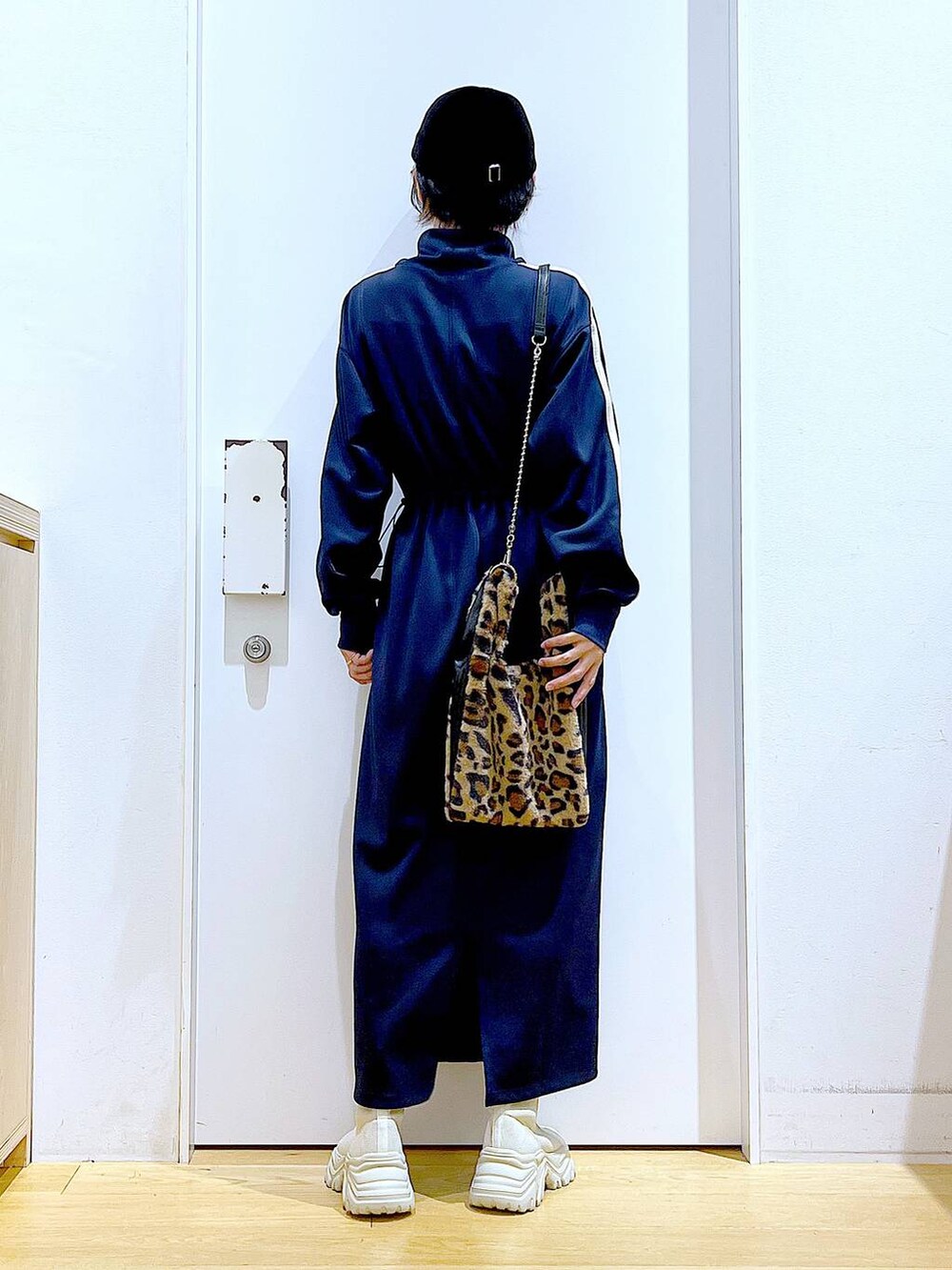 その他のショルダーバッグ、ベージュ系のブーツ、ブルー系のワンピースを着用したレディースの秋コーディネートの5枚目の写真