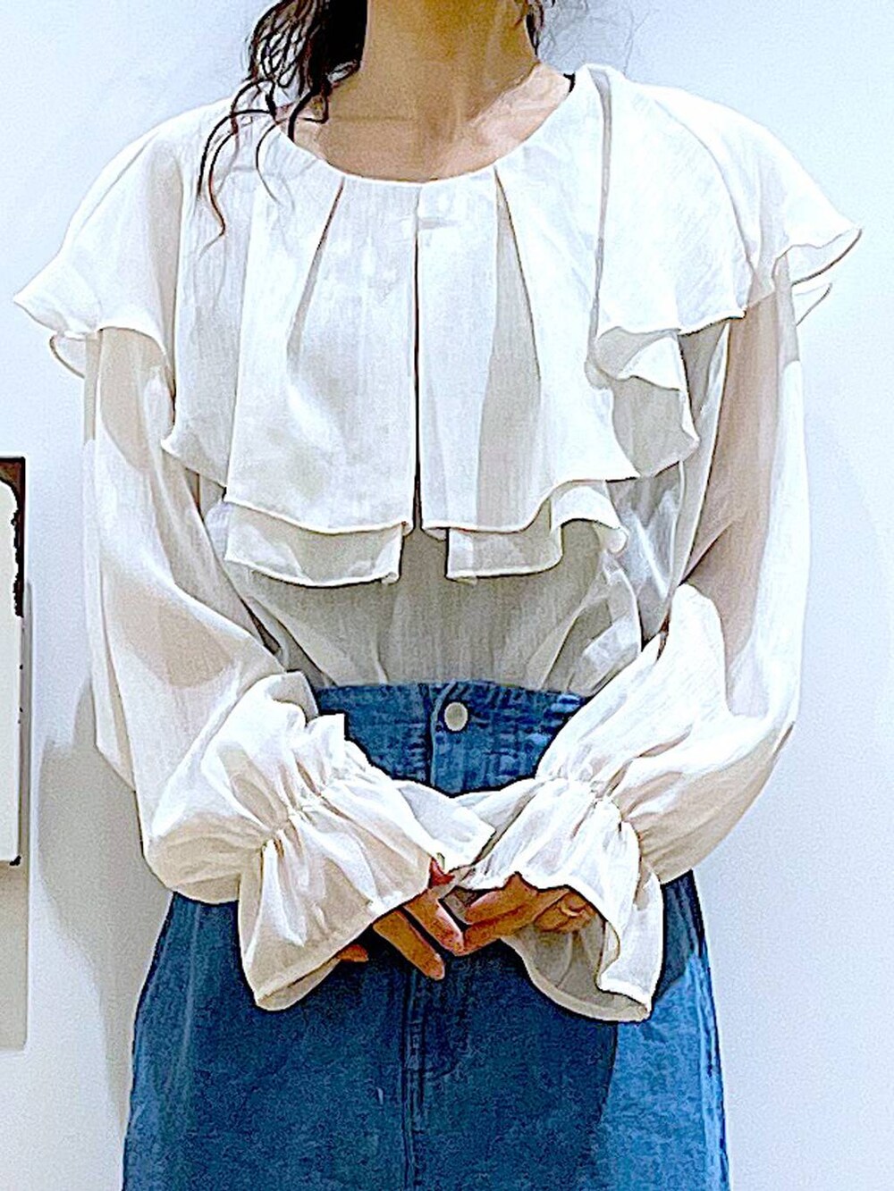 その他のショルダーバッグ、その他のパンプス、ブルー系のデニムスカートを着用したレディースの春コーディネートの7枚目の写真