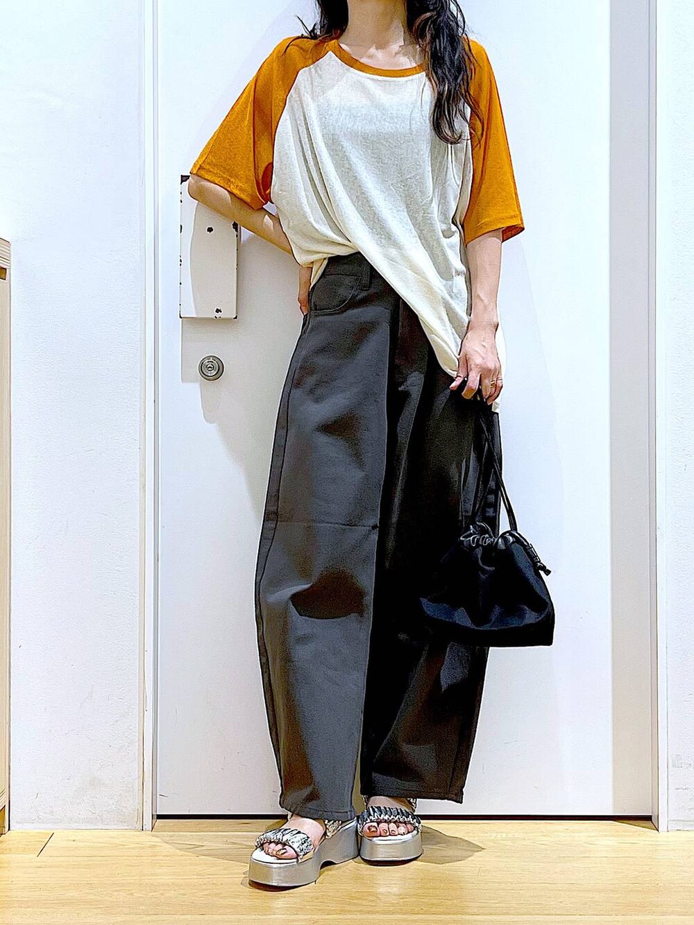 ブラック系のショルダーバッグ、グレー系のその他パンツ、シルバー系のサンダルを着用したレディースの夏コーディネートの6枚目の写真