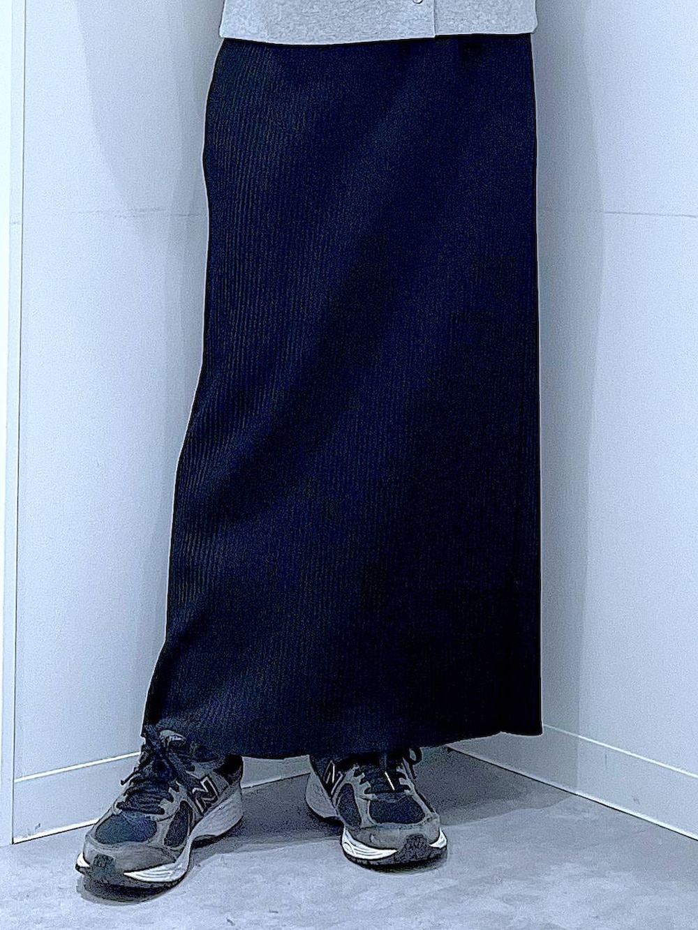 グレー系のカーディガン/ボレロ、ブルー系のショルダーバッグ、ブラック系のスカートを着用したレディースの春コーディネートの8枚目の写真