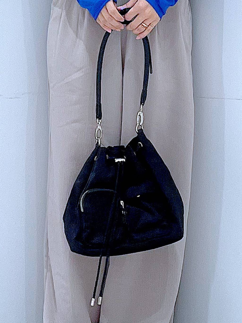 ベージュ系のサロペット/オーバーオール、ブラック系のショルダーバッグ、グレー系のシュシュを着用したレディースの春コーディネートの9枚目の写真