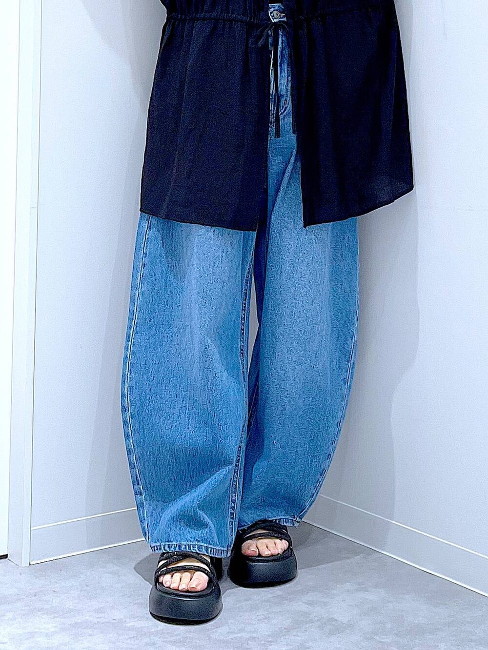 ブルー系のデニムパンツ、ベージュ系のショルダーバッグ、ブラック系のサンダルを着用したレディースの夏コーディネートの8枚目の写真